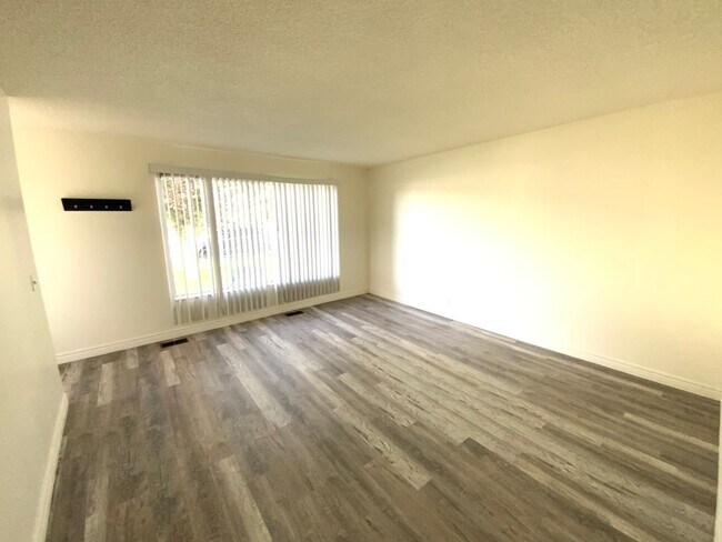 Building Photo - 4523-4525 S 600 E