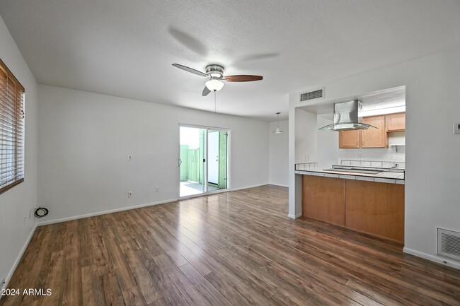Building Photo - 729 E Cochise Dr
