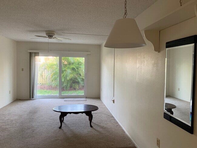 Foto del edificio - 8151 Blind Pass Rd