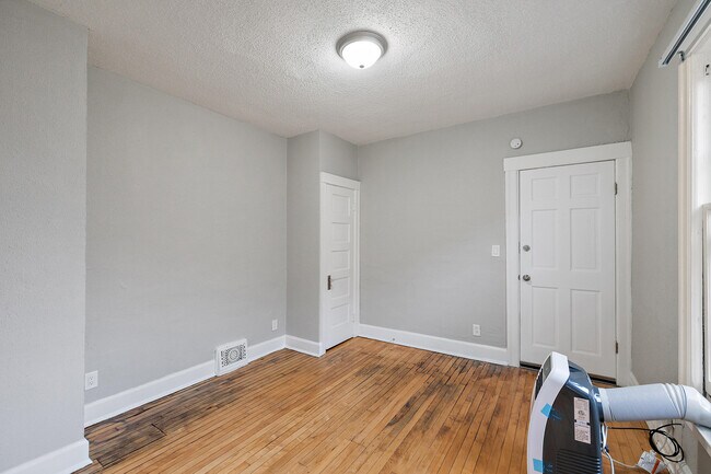 Foto del edificio - 4862 Commonwealth St
