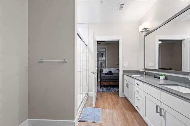 Foto del edificio - 5811 Market Way Dr