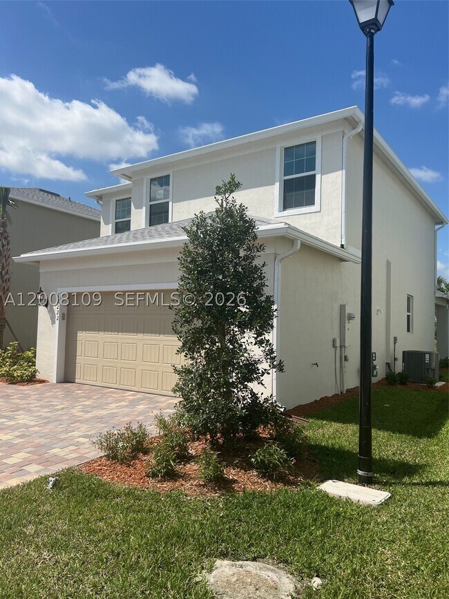 Building Photo - 12222 SW Myrtle Oak Dr