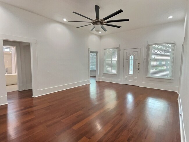 Building Photo - 115 Panama Avenue