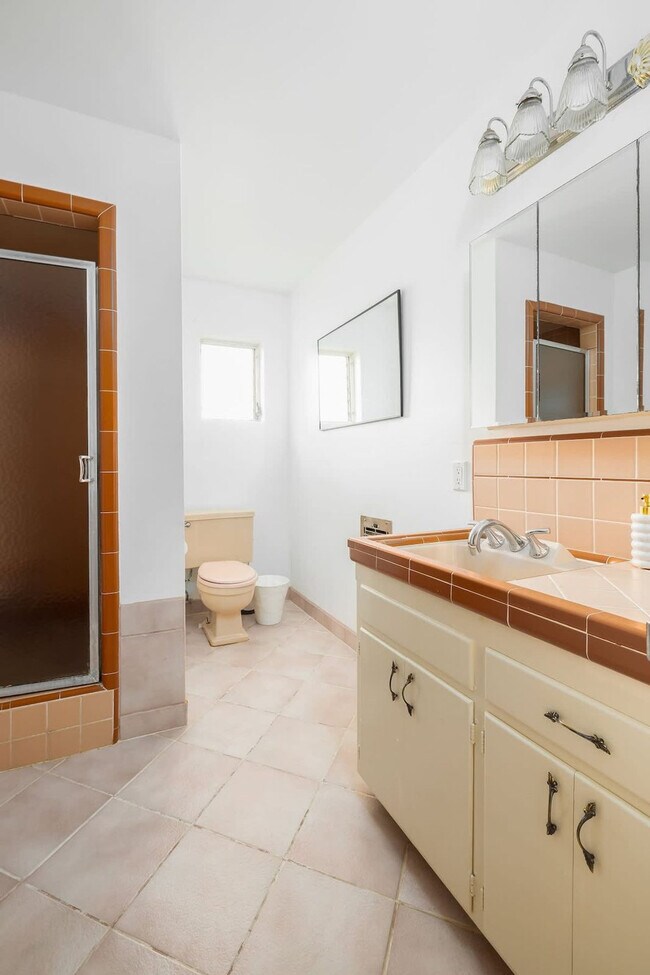 Building Photo - 4000 Highland Dr