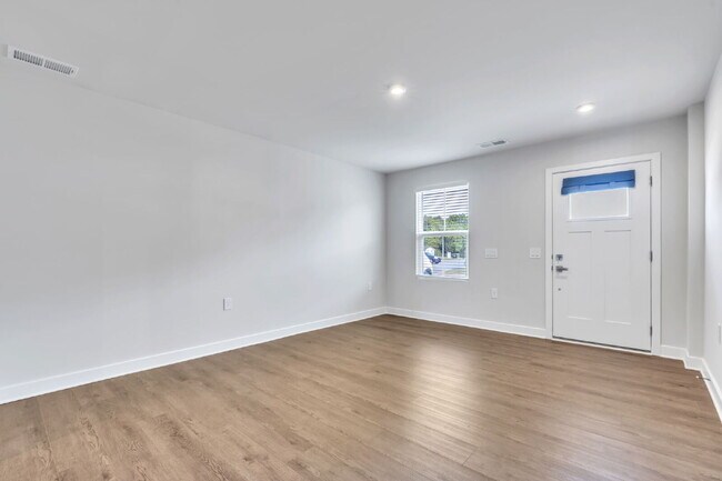 Foto del edificio - Modern Comfort: 3 Bed, 2.5 Bath Townhome + Primary on Main $1,875/mo rent