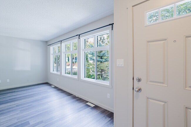 Photo du bâtiment - Modern 3-Bedroom Suite in 4-Plex – Limited-Time Rental Incentive! Sign a 12-month lease and choos...