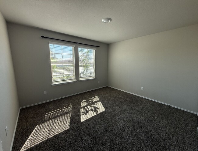 Foto del edificio - 5701 Madelyn Dr