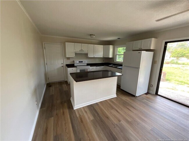 Foto del edificio - 5909 McDougal Dr