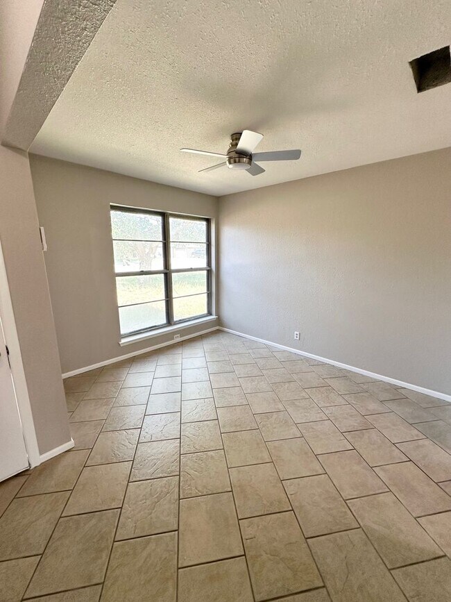 Building Photo - 3 Bed 2 Bath Fully Remodeled!