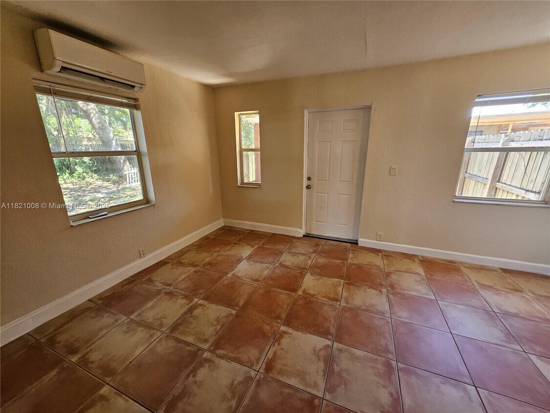 Foto principal - 118 NW 8th Ave