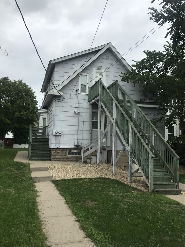 Unit 2 Entrances - 684 Hawthorne Ave E