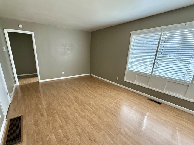 Living room - 701 NE 22nd Ave