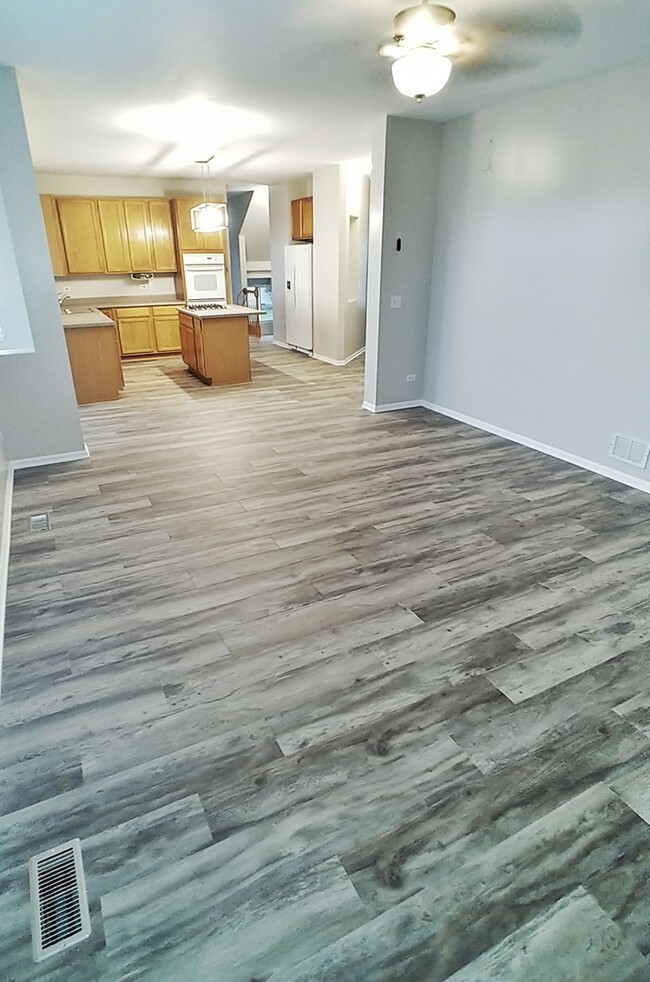 Building Photo - 803 S Sparkle Ct