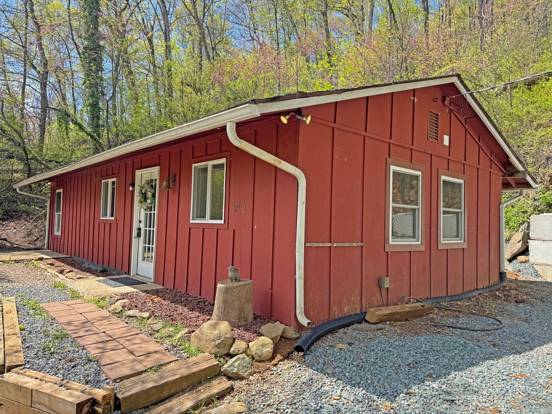 Remodeled 3 Bed, 1 Bath, Cottage on 5 Acres - 7942 New Hope Rd., Greenwood, VA 22943 - 7942 New Hope Rd