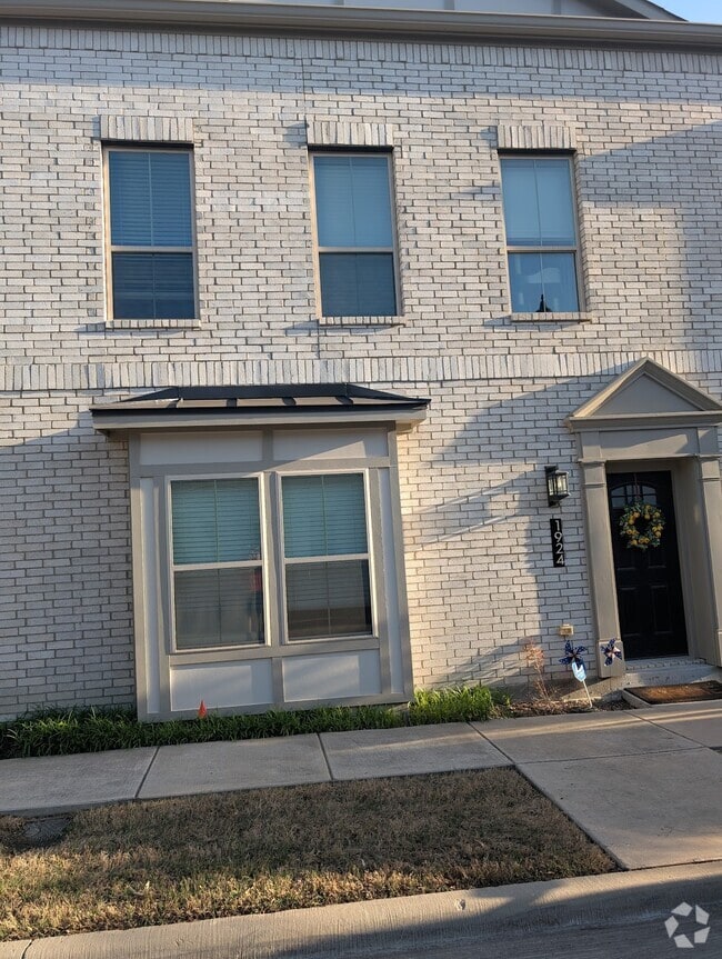Building Photo - 1924 Bel Air Dr