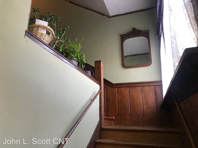 Building Photo - 1 br, 1 bath Apartment - 702 W 2nd St. #2