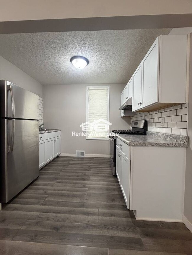Building Photo - Available now! Spacious 2 bedroom 1 bathroom in Saint Paul