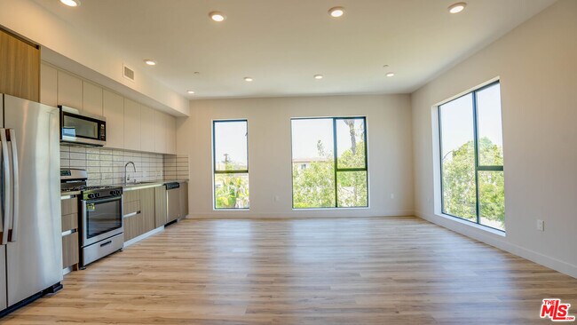 Building Photo - 1540 S Hayworth Ave