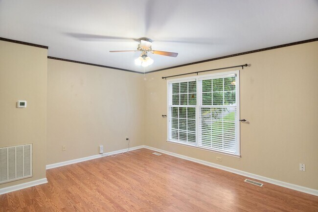 Building Photo - Charming 3-Bedroom Home with Fenced Yard, ...