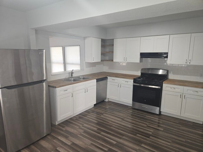 Building Photo - 303 E Amber St
