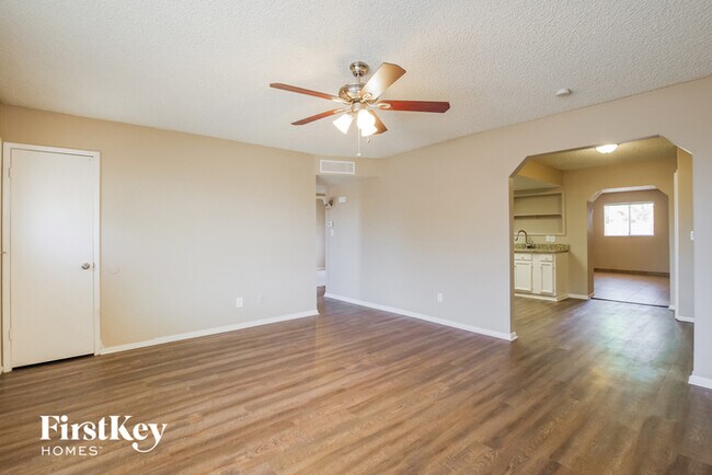 Building Photo - 1512 W Grovers Ave