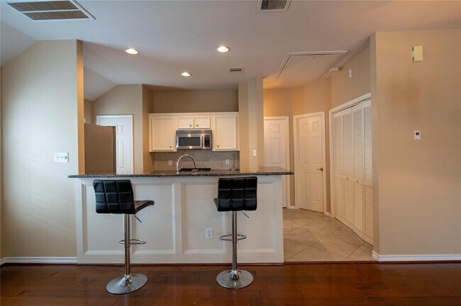 Foto del edificio - 915 W Heights Hollow Ln