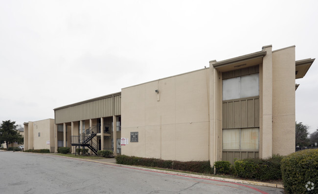 Building Photo - Oaks at Five Mile