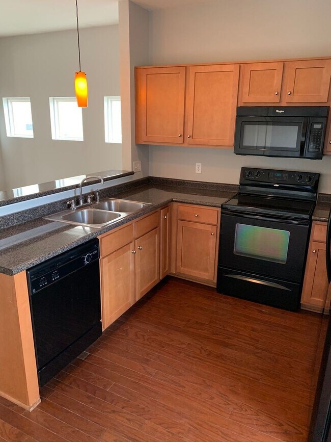 Foto del edificio - 2 Bedroom, 2.5 Bath 3 Story Condo with Bon...