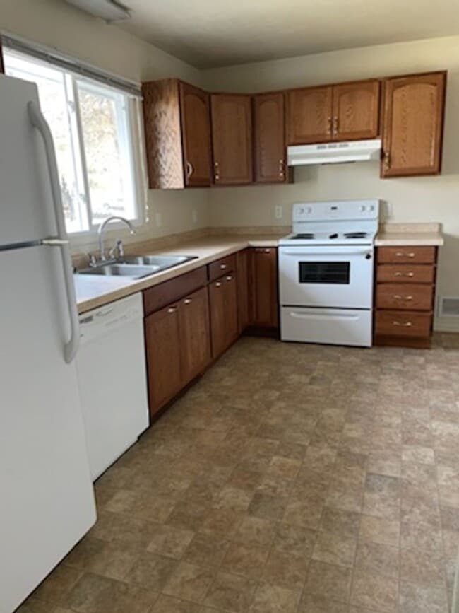 Building Photo - 2 Bedroom Duplex!