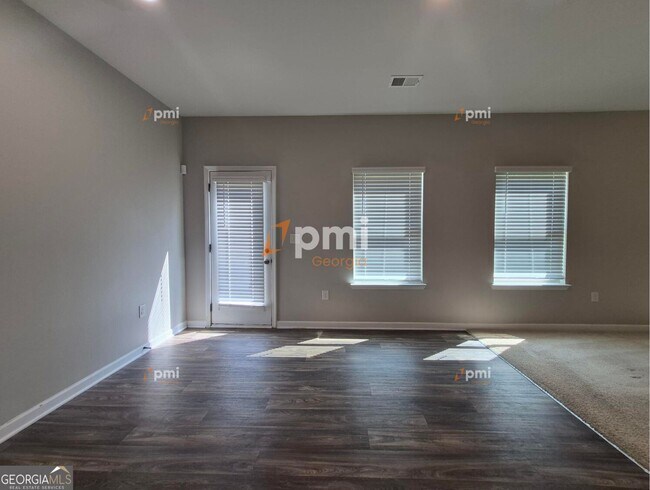 Foto del edificio - 5051 Pioneer Pkwy