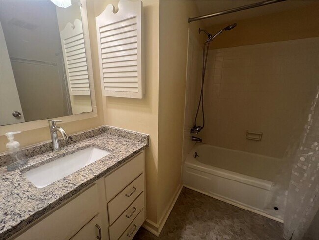 Foto del edificio - 3208 Lake Rd Cir