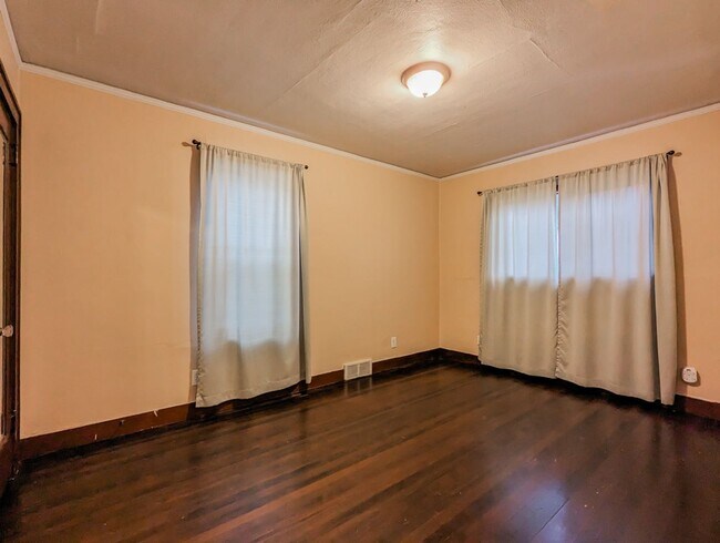 Building Photo - Charming 3 bed, 1 bath home on corner lot!