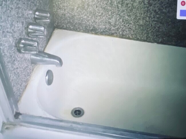 granite bath tub - 12003 Fremont St