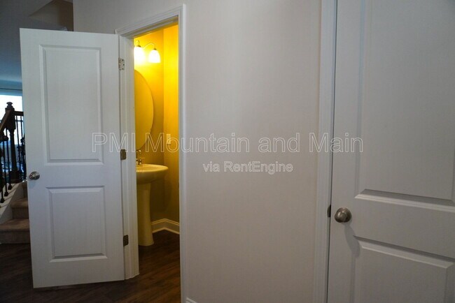 Foto del edificio - 210 Creekview Rd