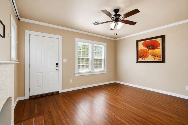 Foto del edificio - E 8th St Duplex