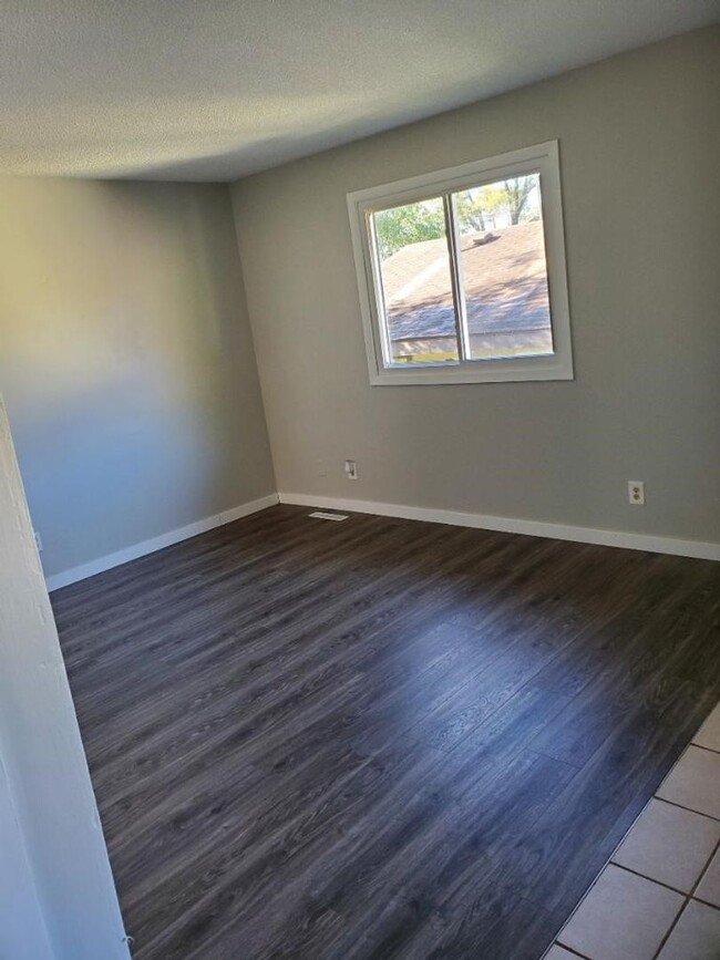 Building Photo - 3BD 1BA one story updated home. Available ...