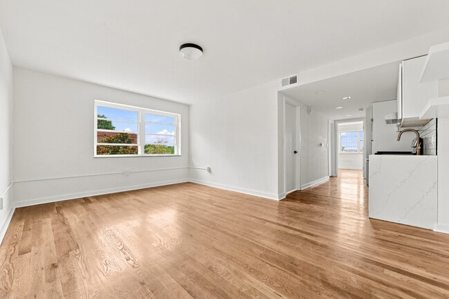 Building Photo - 5440 Fifth Ave
