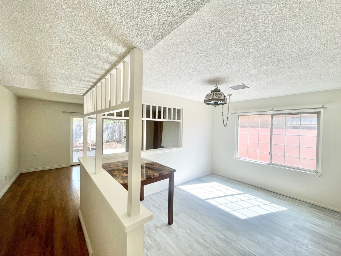 Foto principal - Spacious 3 Bed 2 Bath House w/ Central A/C...