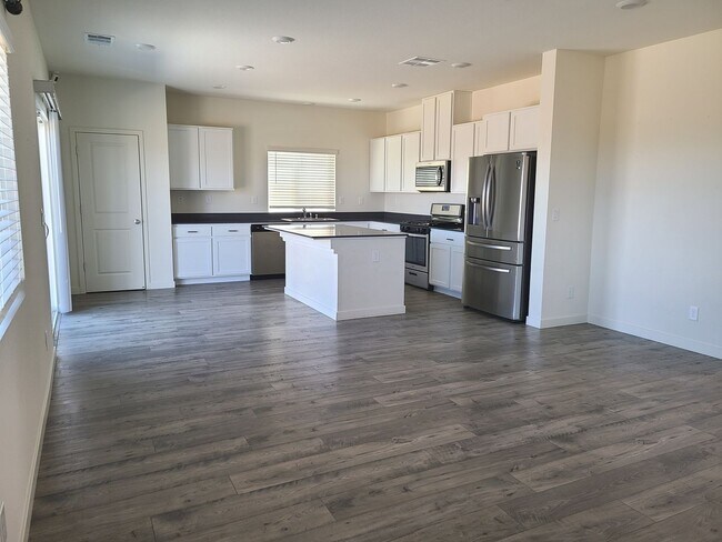Foto del edificio - COMING SOON!!! Spacious Newer 4bd/2.5ba N Valleys Home!