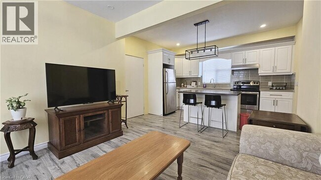 Photo du bâtiment - 285 Borden Ave S