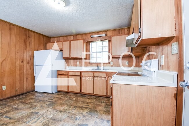 Building Photo - 638 S Elm St