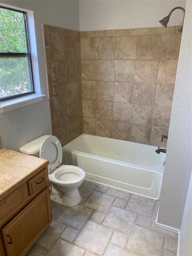 Building Photo - 807 Forest Trail