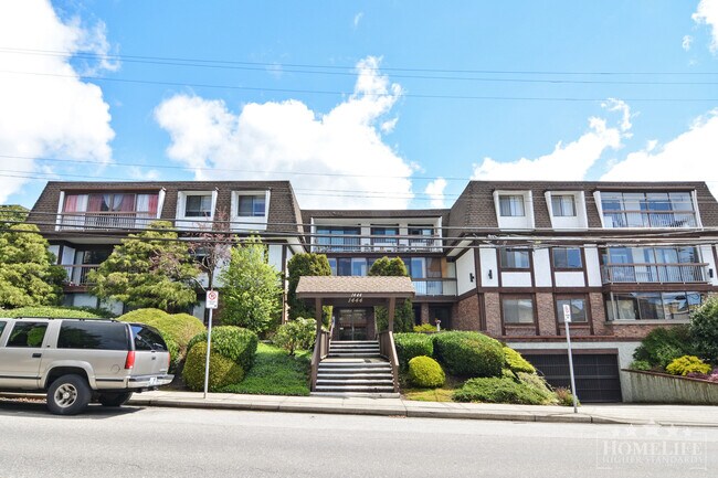 Photo du bâtiment - Fully Renovated 2 Bedroom Condo in White Rock - Walk to the Beach