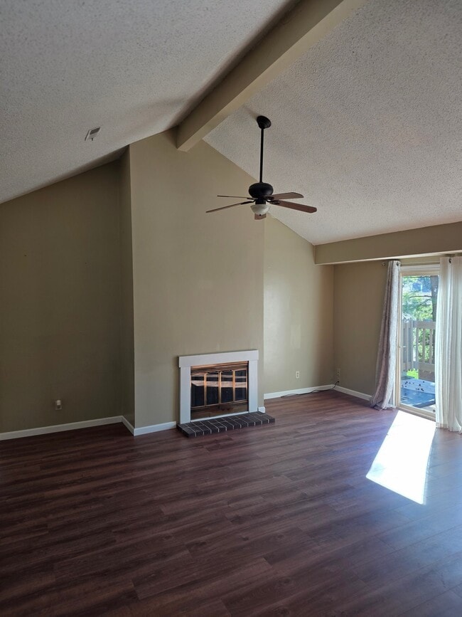 Building Photo - 1611 Lyndhurst Dr