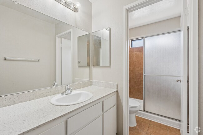 2 habitaciones, 2 baños - 1080 pies cuadrados - Baño principal - Venetian Park Apartments