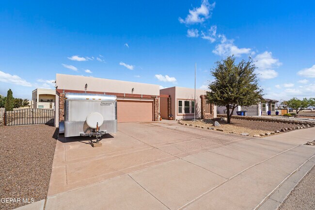 Foto del edificio - 5729 Valley Oak Dr