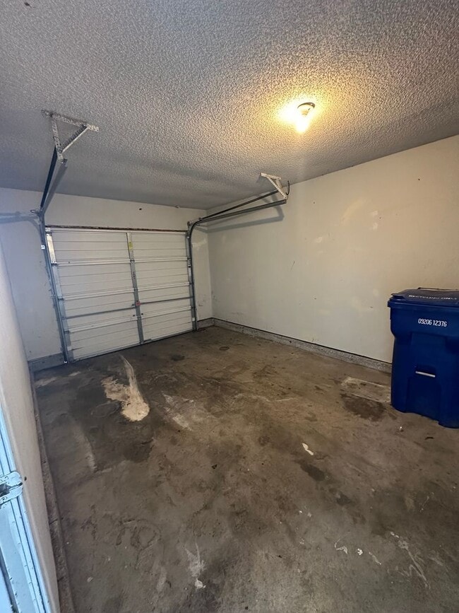 Building Photo - 3 bed 2 bath
