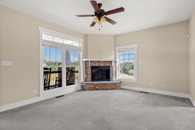 Building Photo - Lovely North Asheville Townhome