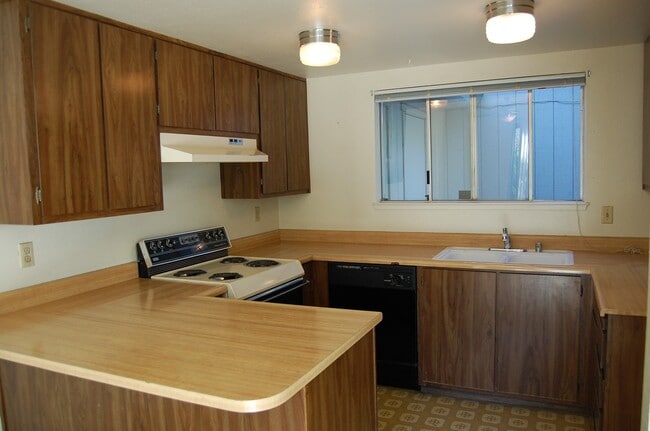 Building Photo - 2 bed, 1.5 bath, 2 car garage, duplex in R...