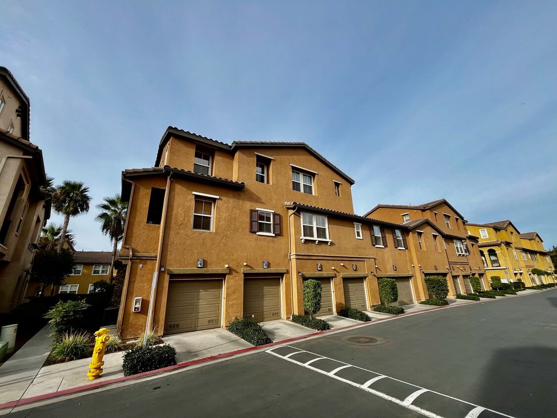 Foto principal - Fantastic 2B/2.5BA Townhouse w/ Washer/Dry...